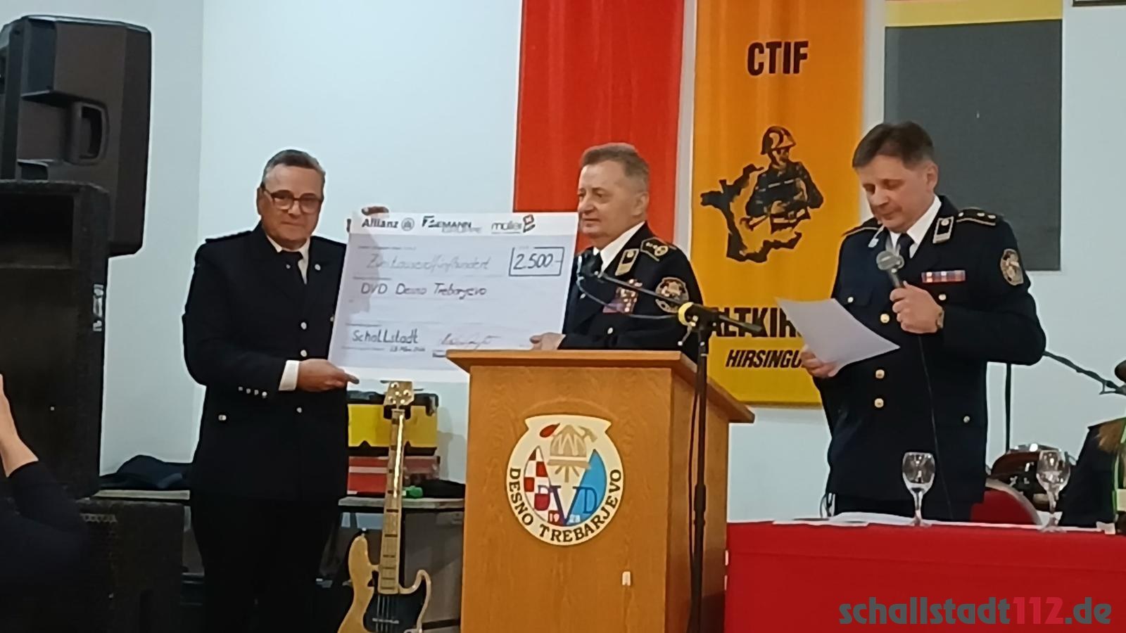 Übergabe des Spendenschecks über 2.500 Euro bei der Jahreshauptversammlung in Desno-Trebarjevo