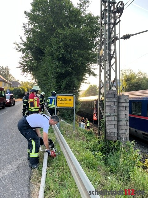 Feuerwehrangehörige an der Bahnstrecke beim Schienenfahrzeugbrand