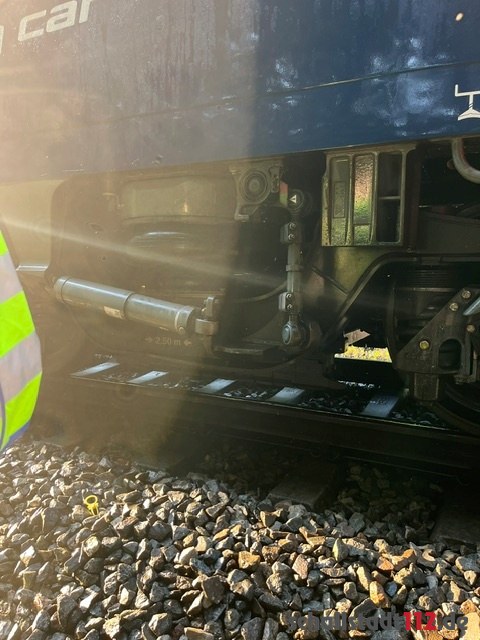 Erhitzter Bremssattel am Fahrwerk des Schienenfahrzeugs