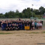 Jugendfeuerwehr Schallstadt mit Unterstützern und Pokalen in Titisee-Neustadt