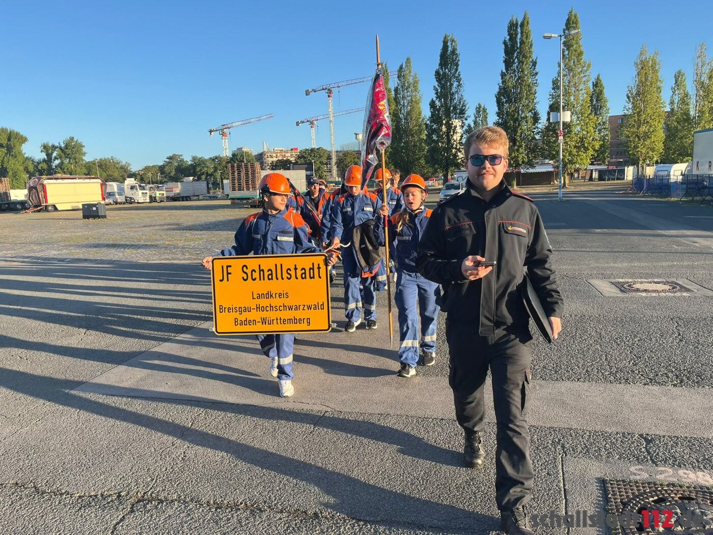 Die Schallstadter Delegation beim Einmarsch mit Ortsschild und Wimpel