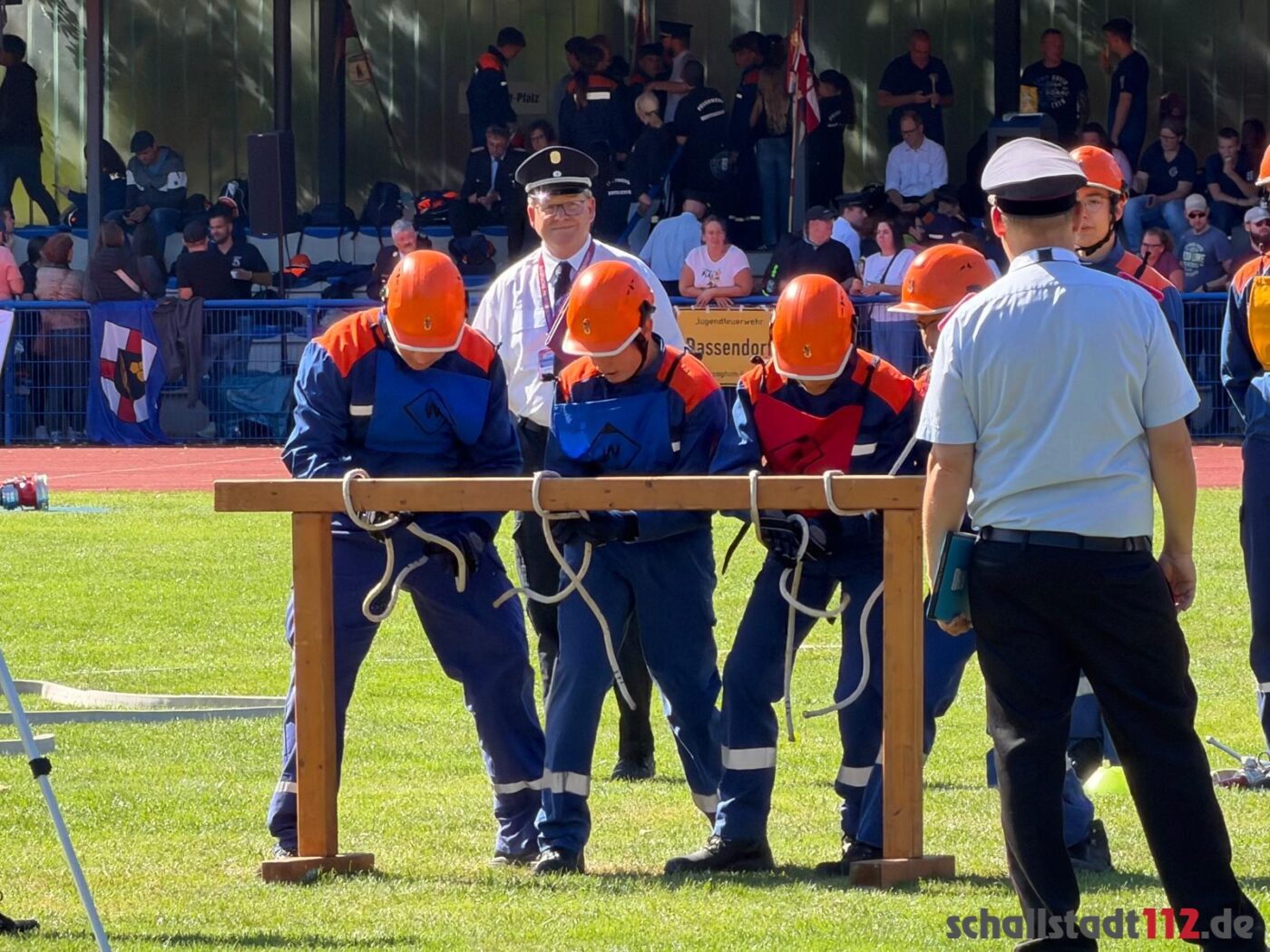 Drei Mitglieder der Jugendfeuerwehr Schallstadt beim Anlegen der Knoten im A-Teil
