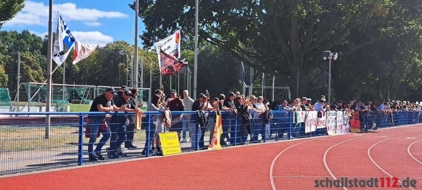 Mitgereiste Fans der Jugendfeuerwehr Schallstadt entlang der Laufbahn im Erika-Fisch-Stadion