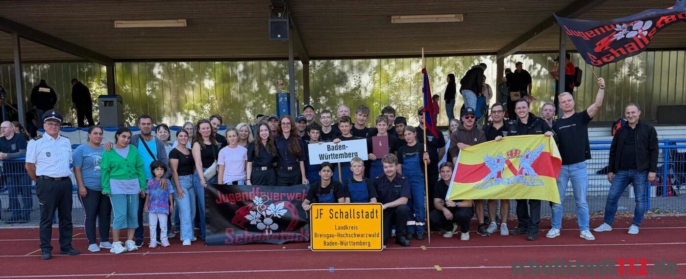 Jugendliche, Betreuer, Eltern und Fans der Jugendfeuerwehr Schallstadt nach dem Wettbewerb in Hannover